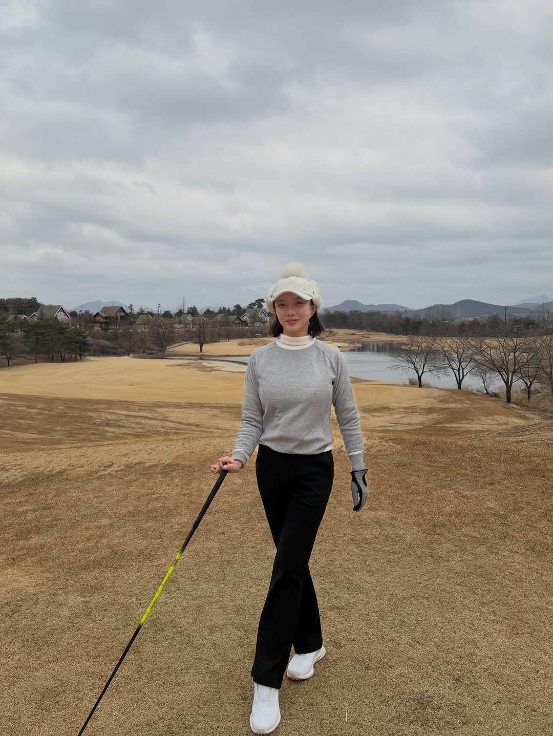 Photo shared by 민에나 on March 02, 2026 tagging @hello_birdie_golf, @blueone_sangjucc, and @eomjaeyong7746. May be an image of golf, golf club, golf course and text.