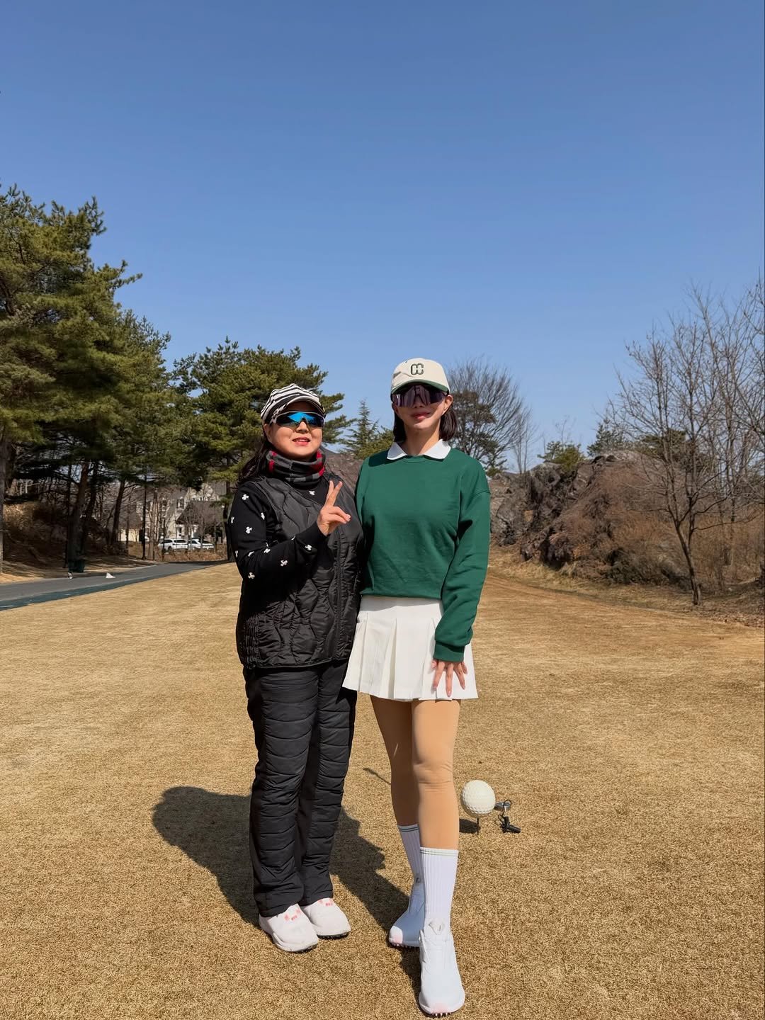 Photo shared by 민에나 on March 02, 2026 tagging @ottgipsa, @dhmkkorea, @hello_birdie_golf, and @blueone_sangjucc. May be an image of golf, turtleneck, outdoors and text.