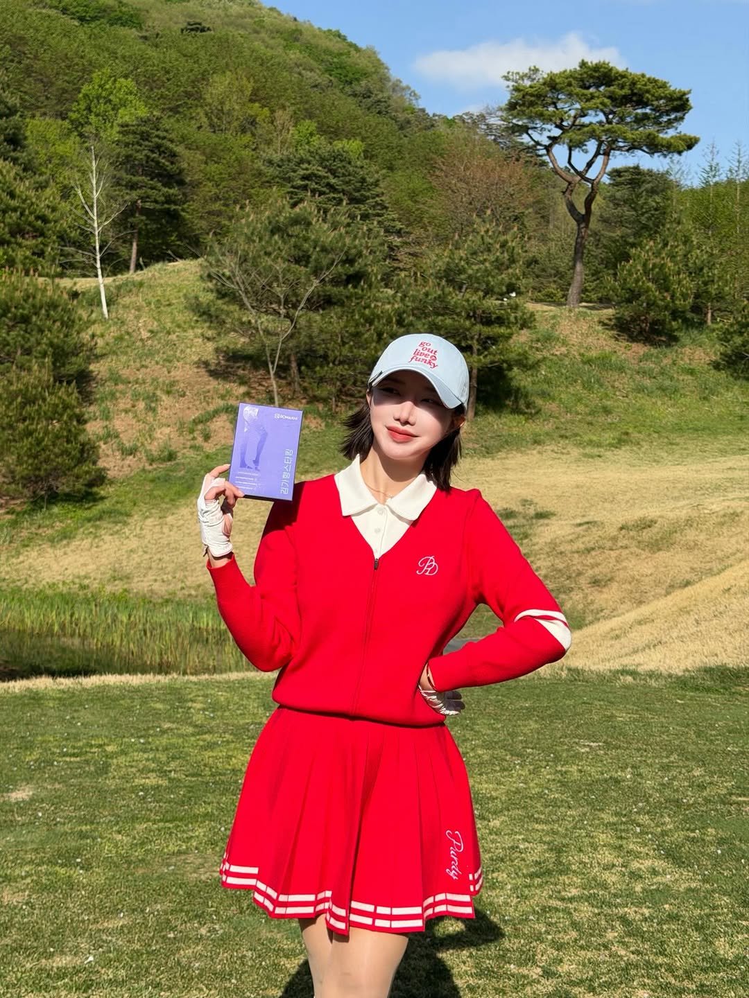 Photo shared by 민에나 on April 24, 2026 tagging @rom_n_khi. May be an image of golf, miniskirt, beret, golf course and text that says 'AO የየወቅርይ 직 र B'.