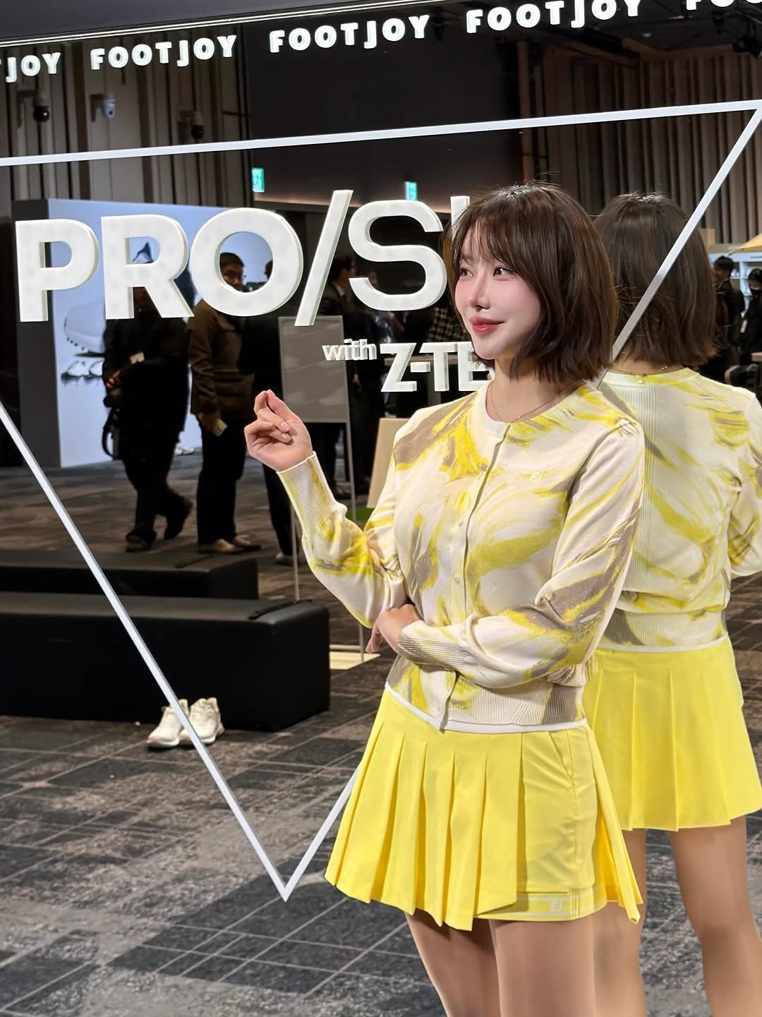 Photo shared by 민에나 on February 24, 2026 tagging @footjoykorea. May be an image of overskirt and text that says 'JOY FOOTJOY FOOTJOY FOOTJOY PRO/S with Z-TI-'.