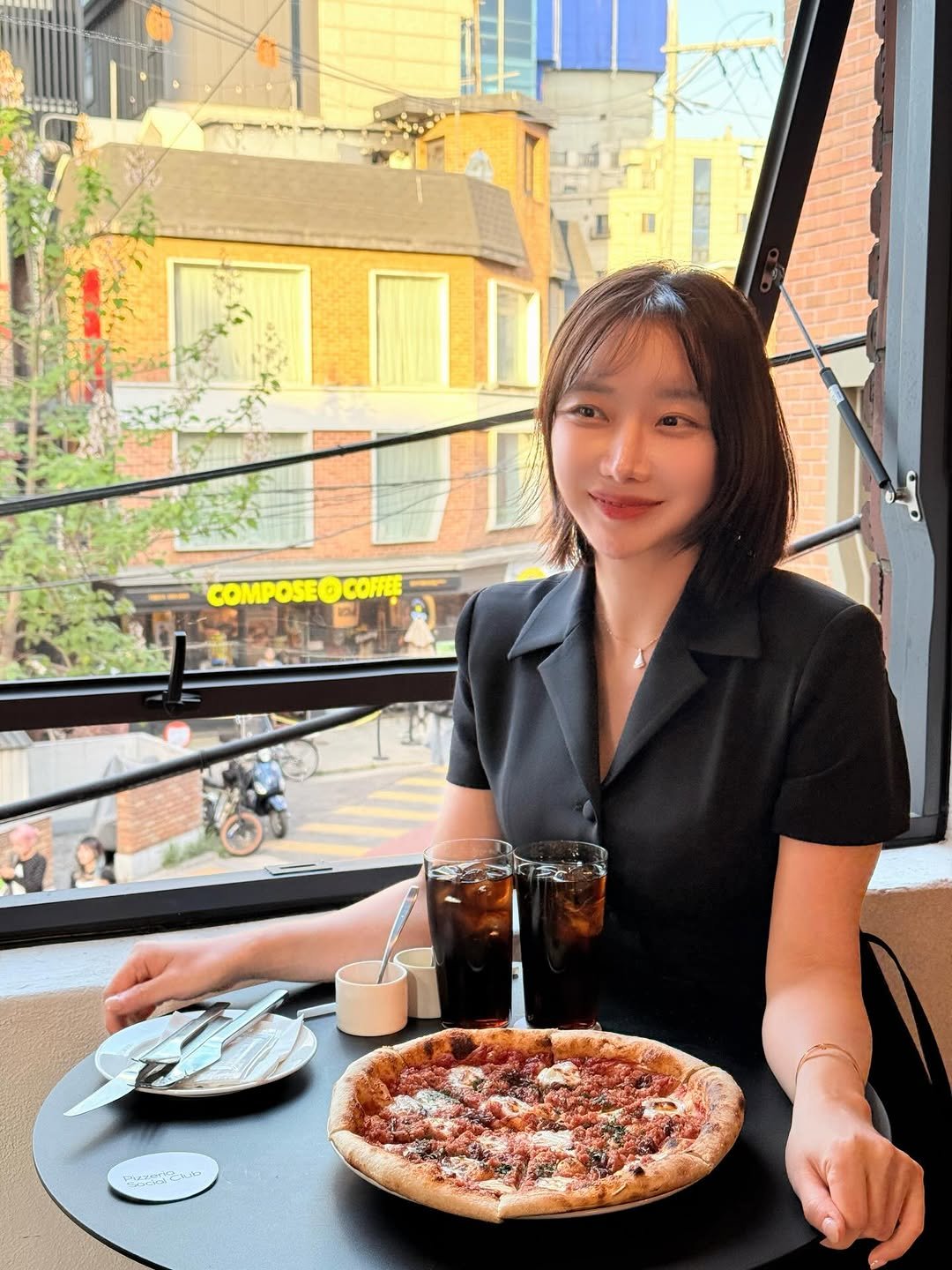 Photo shared by 민에나 on April 26, 2026 tagging @pizzeriasocialclub. May be an image of pizza and text.