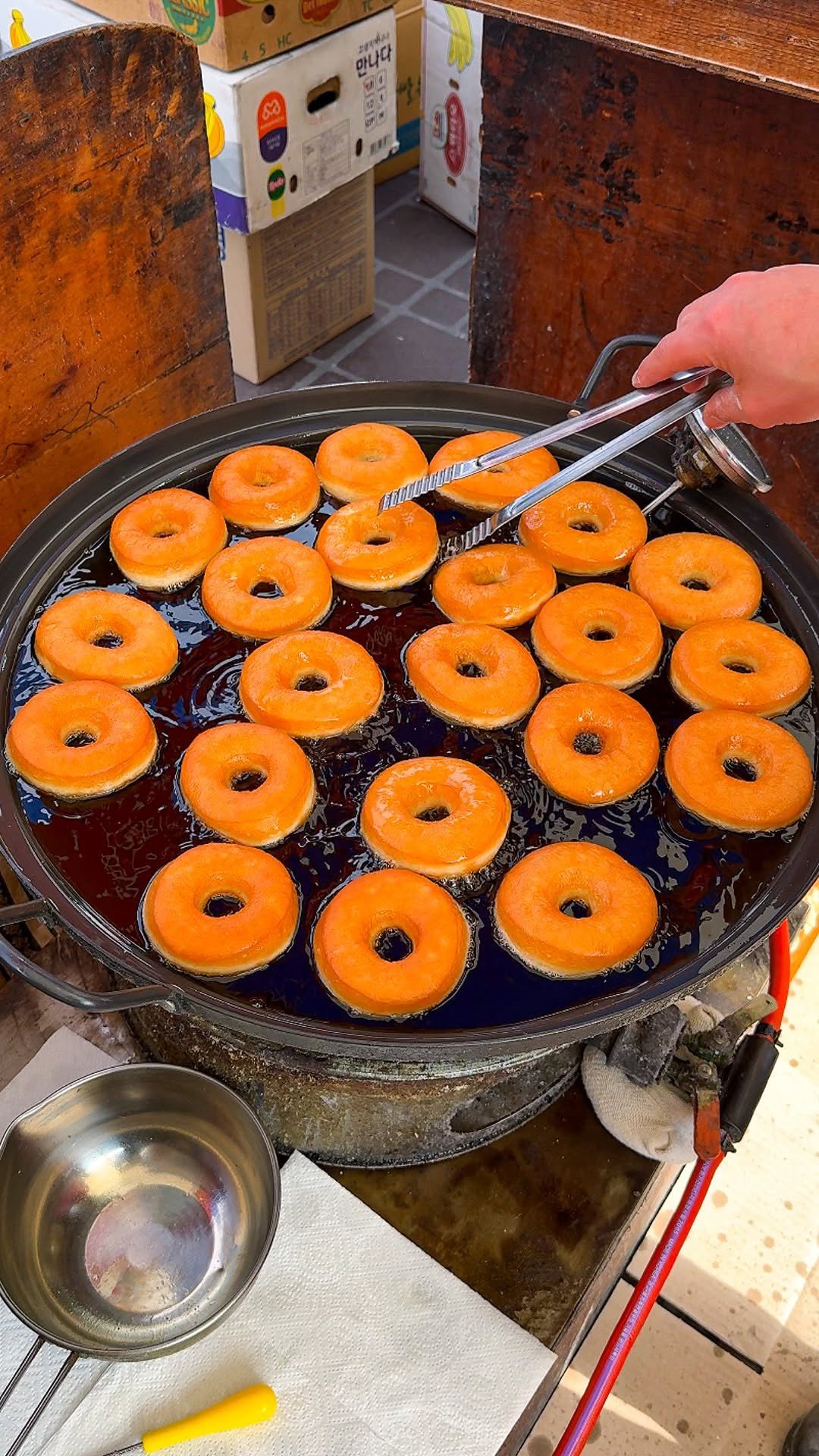 ming_foodie_ 게시물 이미지: 추억의 시장 도너츠!
갓 튀겨 빠삭빠삭한 도너츠를
설탕 듬뿍 묻혀 먹는 그 추억의...