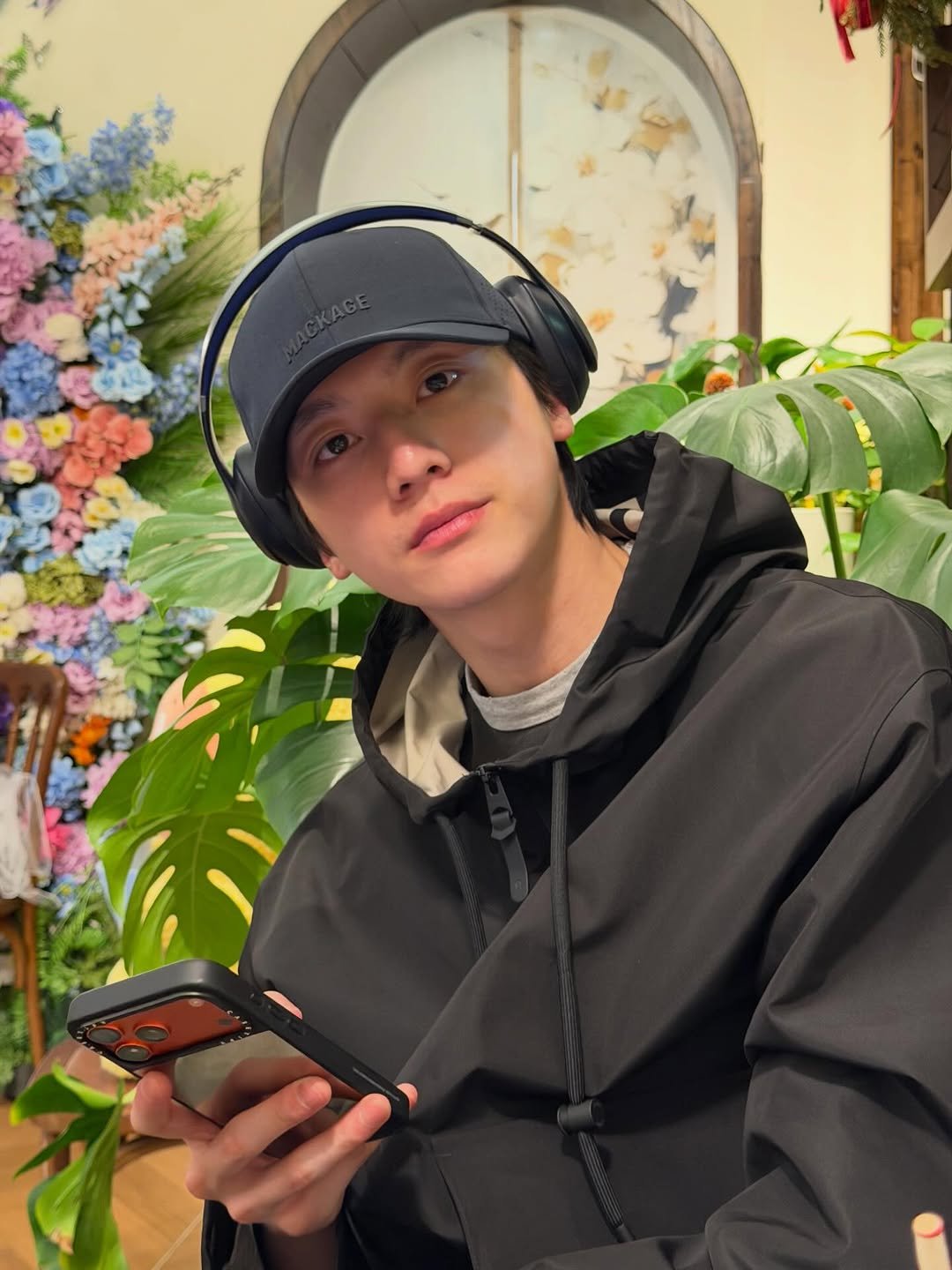 Photo by Mingweilai on January 15, 2026. May be an image of one or more people, phone, hat, duffle coat, parka and portable cassette player.