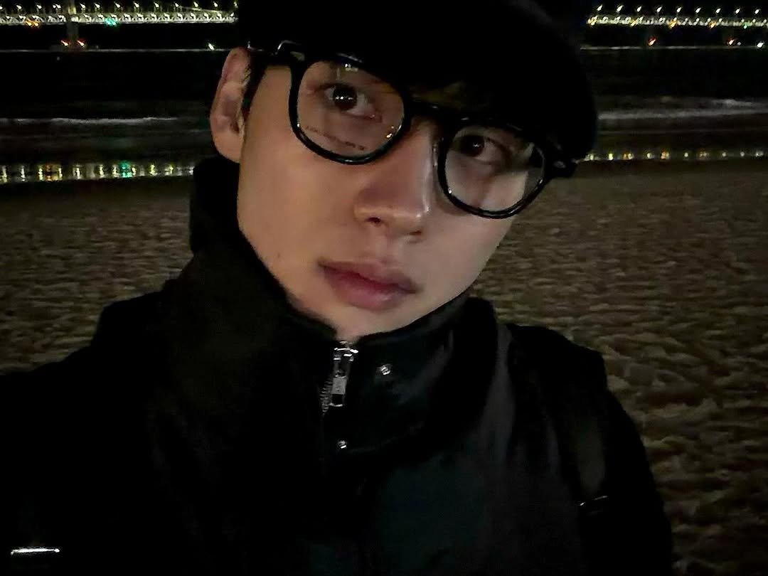 Photo by 홍민기 on October 23, 2025. May be an image of duffle coat, eyeglasses and text.