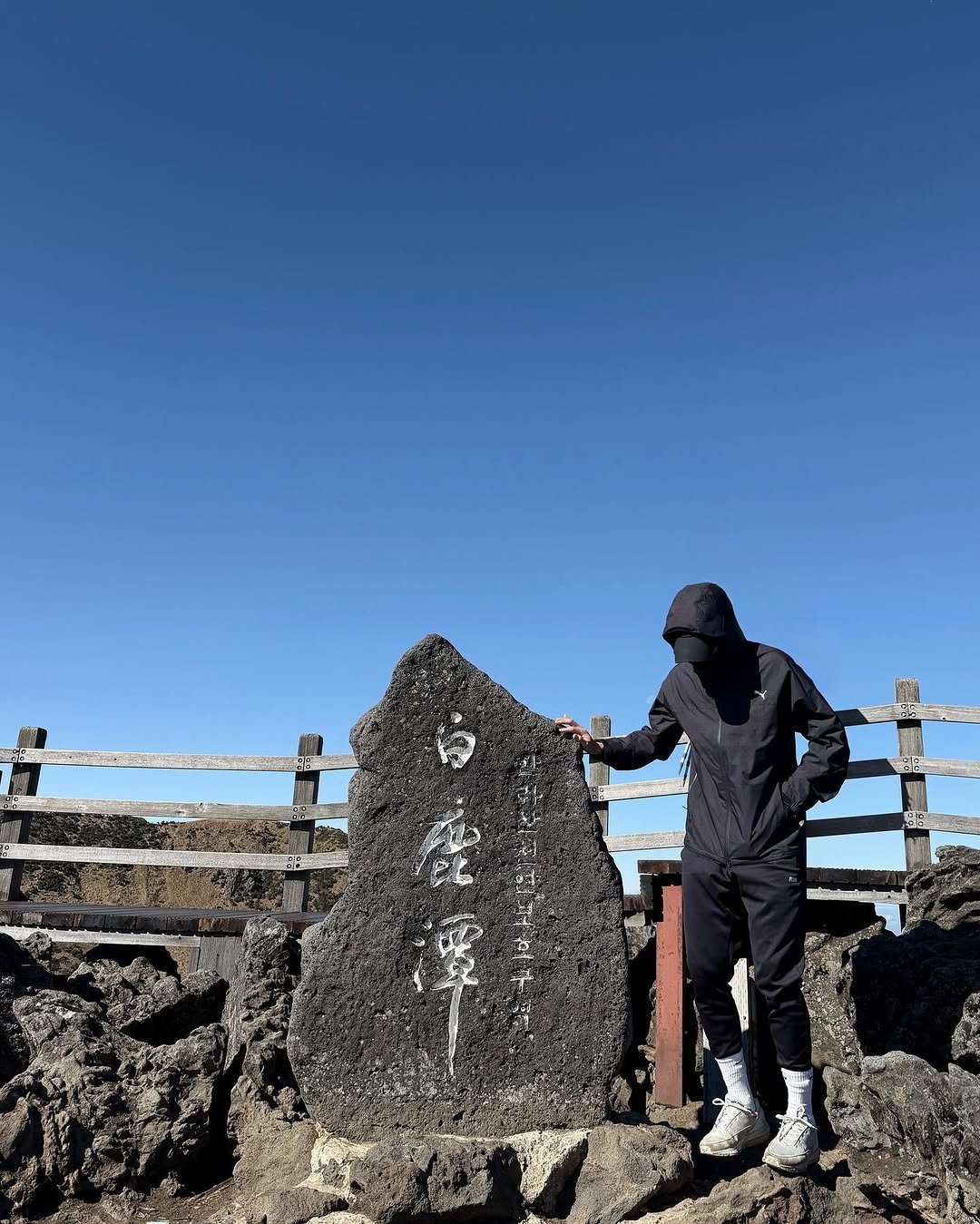 Photo by 홍민기 on November 16, 2025. May be an image of climbing, standing, outdoors and text.