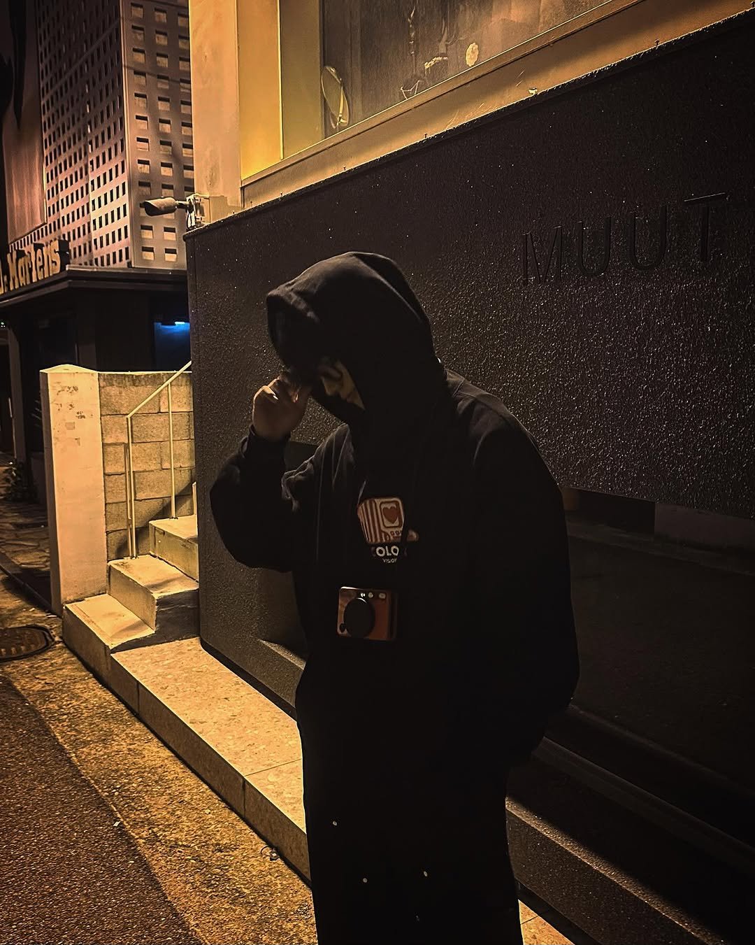 Photo by 홍민기 on September 09, 2025. May be an image of duffle coat, face mask, parka, street and night.