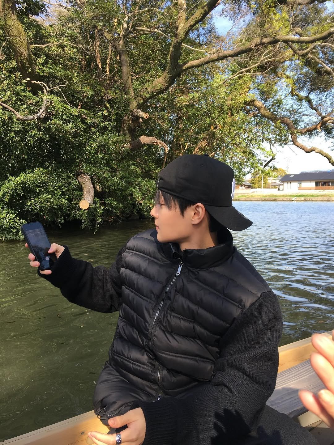 Photo by 김민기 on March 05, 2026. May be an image of boat, phone, parka and text.