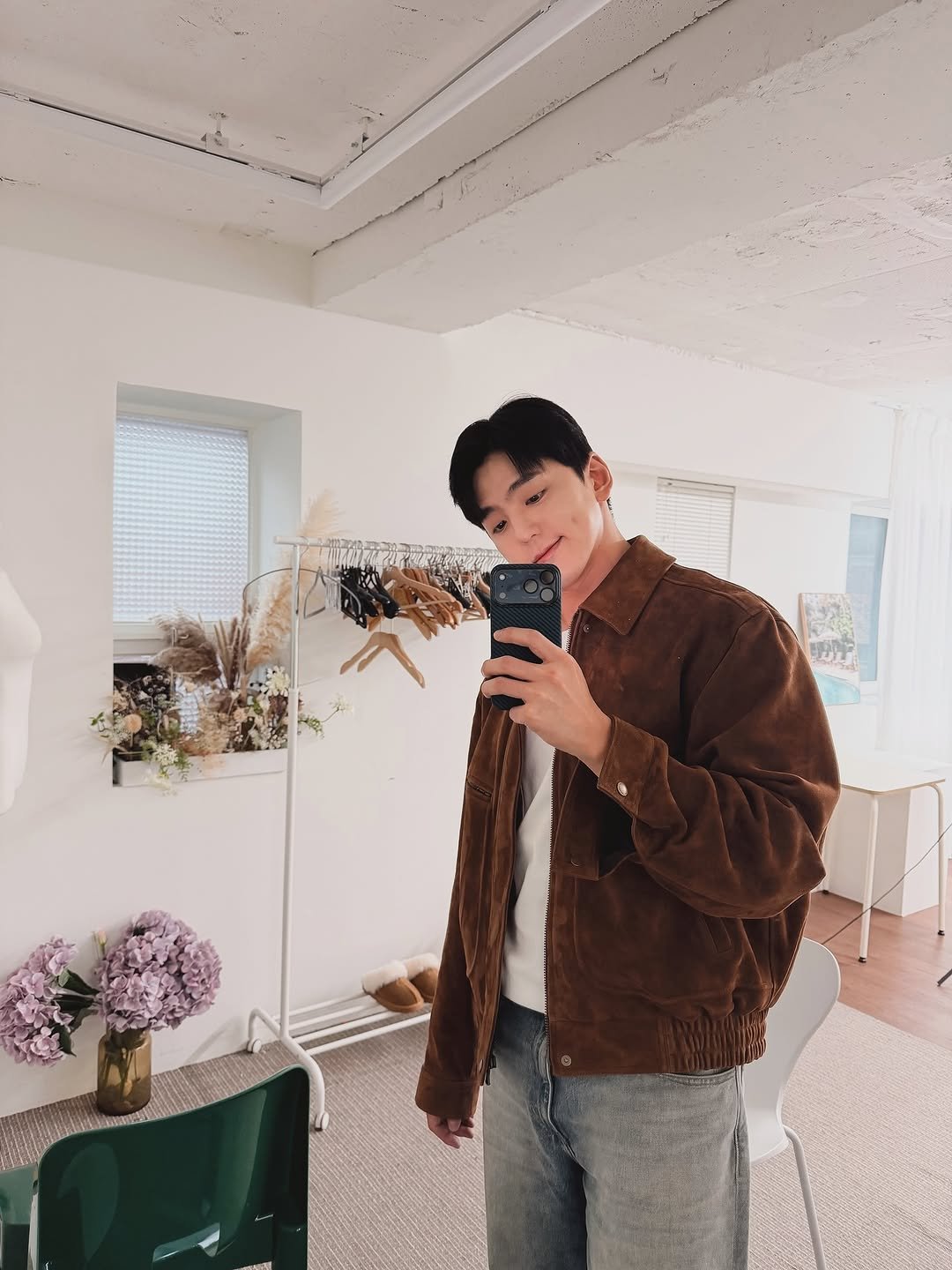 Photo by 김민규 on October 13, 2025. May be an image of duffle coat, turtleneck, mirror and text.