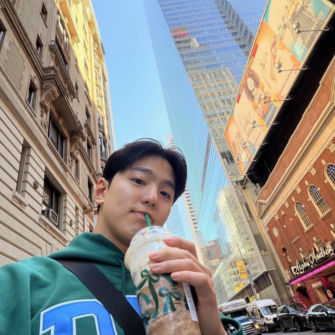 Photo by 김민규 on November 15, 2025. May be an image of cornflower and text.