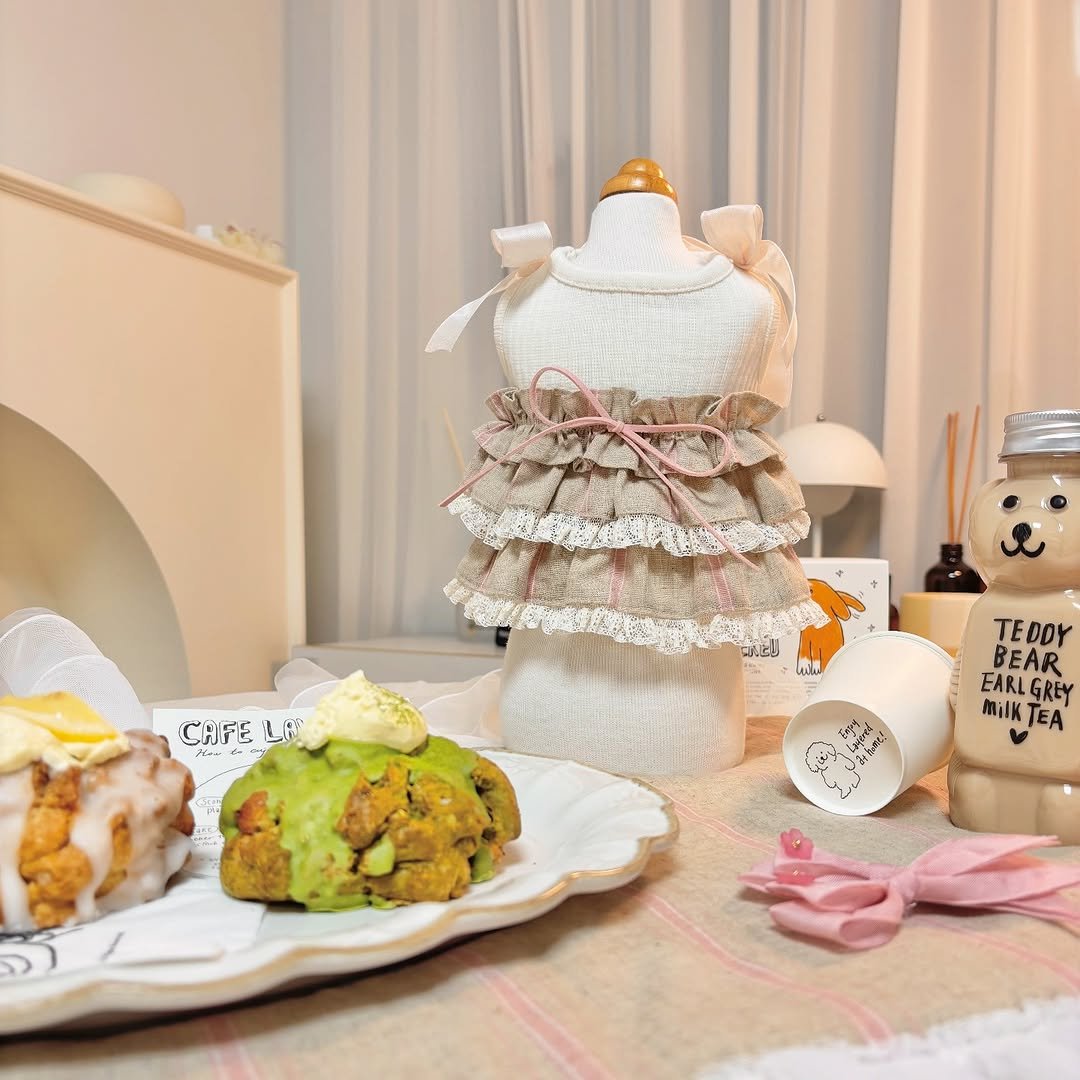 Photo by 밍구르 | MINGUR on October 11, 2025. May be an image of ‎bread, placemat and ‎text that says '‎CAFE CAFELE LF للعالة Ja ድን፡ TEDOY BEAR EARL GREY Milk TEA‎'‎‎.