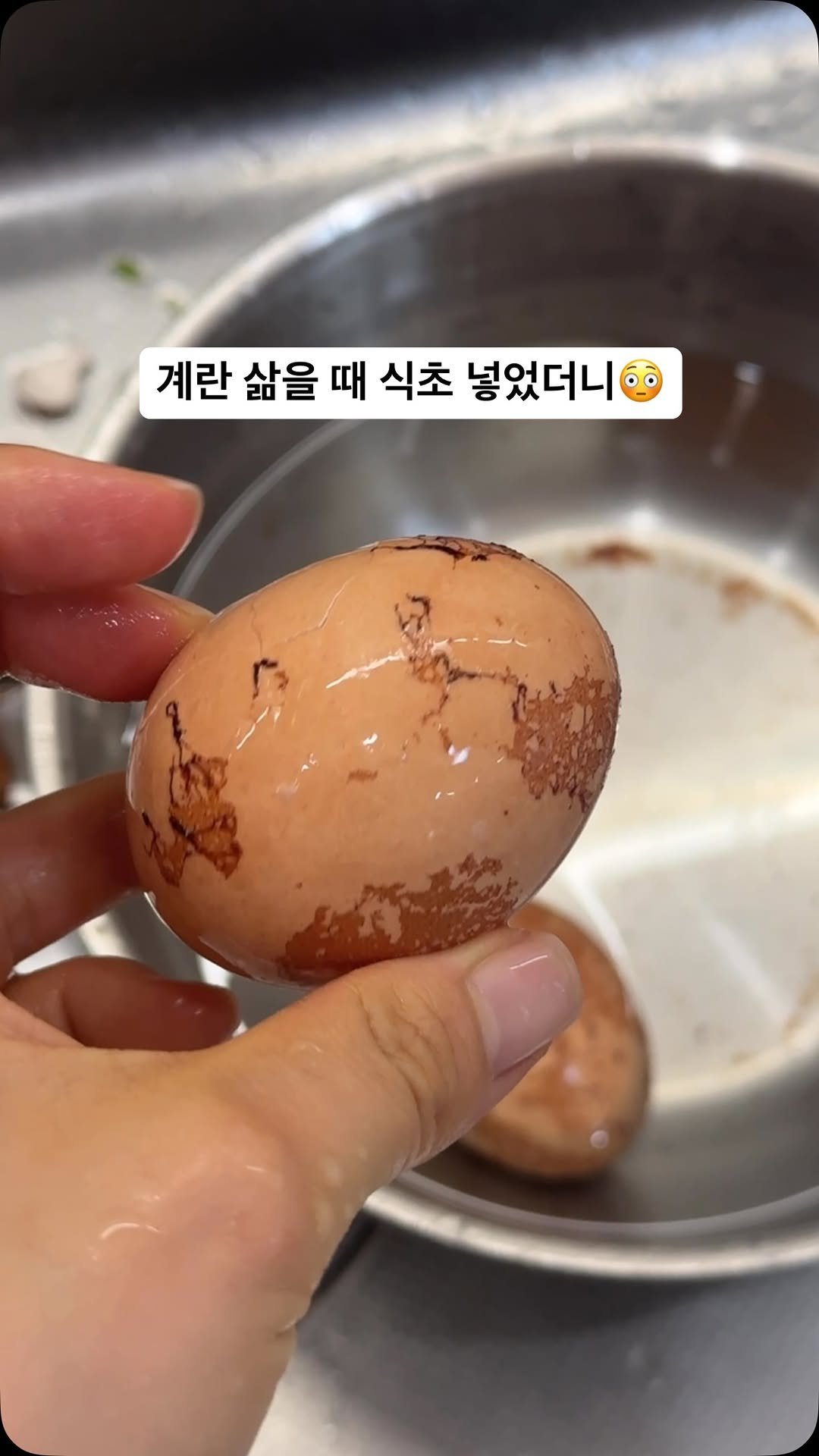 minhi.house 게시물 이미지: 계란 많이 삶아봤는데 이런거 처음봐요😳
식초만 넣고 끓였어요 냄비에도 떨어져...