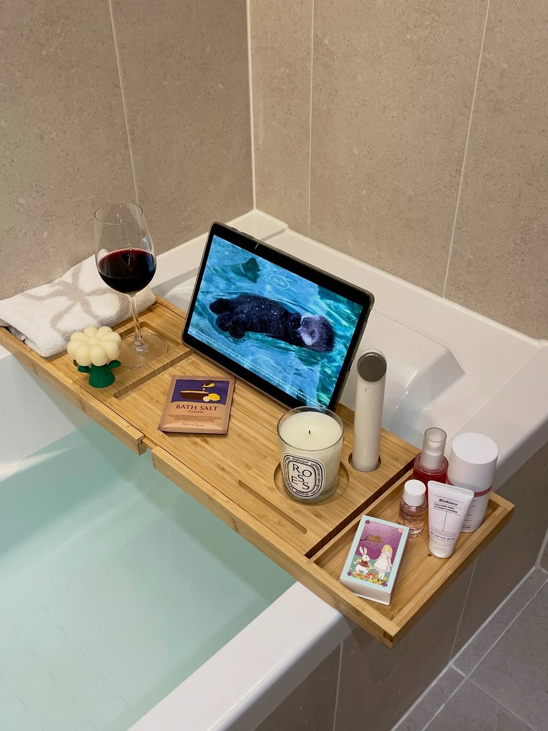 Photo shared by 미니홈 | 살림꿀템•신혼일상•집밥 on March 08, 2026 tagging @oimu_, @diptyque, @donggubat_story, @todayhouse, @ponys_home, @biodance_kr, and @thome_official. May be an image of towel rack, bathtub, tablet, shower and text.