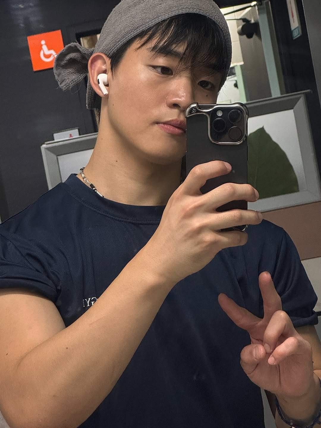 Photo by 정민 on October 10, 2025. May be a selfie of one or more people, biceps, hair, phone, mirror and text.