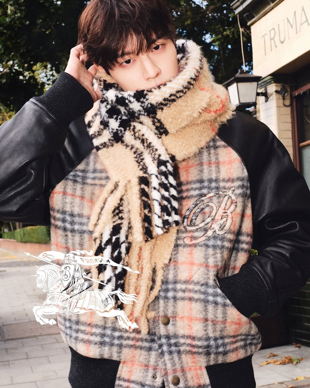 Photo shared by 승민 on October 14, 2025 tagging @burberry. May be an image of duffle coat, goosedown coat, scarf, parka and shawl.