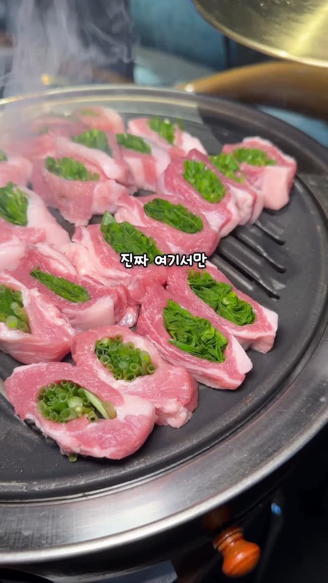 miniyami_ 게시물 이미지: 부산 여기밖에 안파는 고기

미나리 콕콕 박힌 가브리살+항정살
이거 진짜 부산...