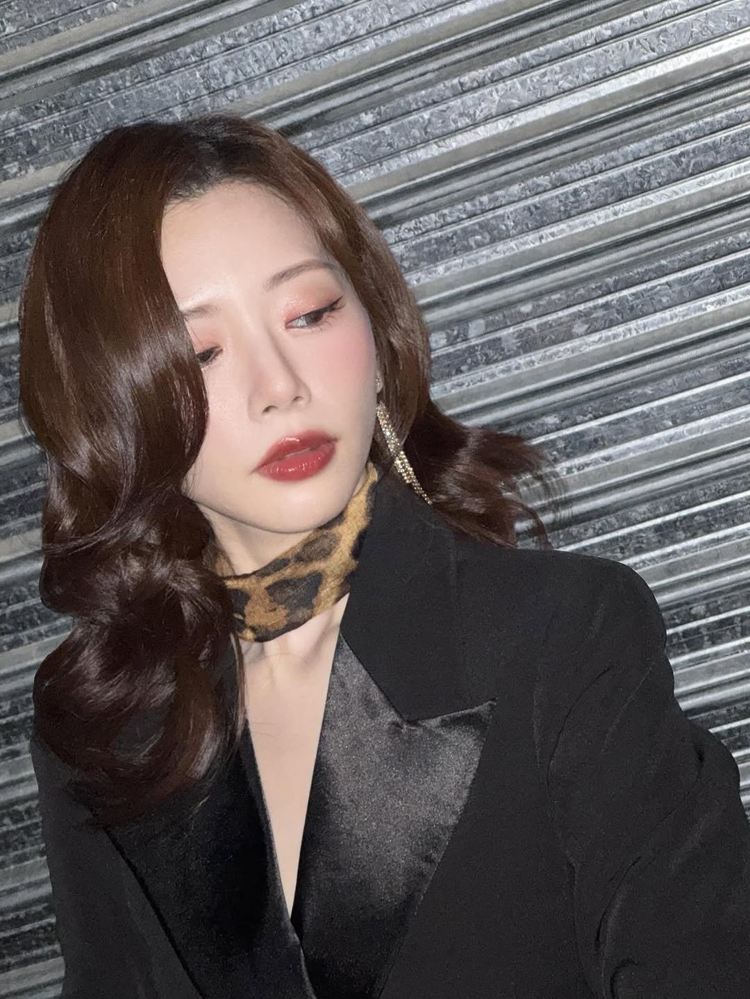 Photo by 드림캐쳐 지유 on August 13, 2025. May be an image of 1 person, hair, makeup, bolo tie and text.
