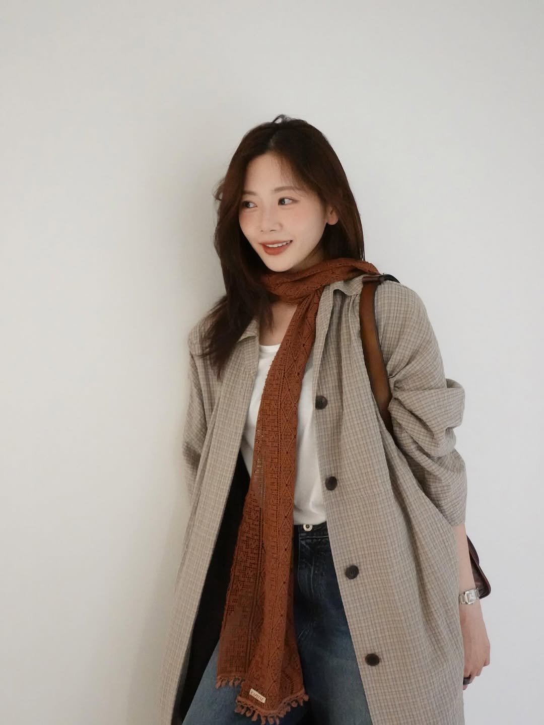 Photo by 드림캐쳐 지유 on November 01, 2025. May be an image of duffle coat, overcoat, jacket, parka, cloak, turtleneck, cardigan and text.