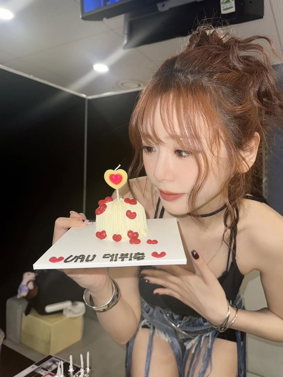 Photo by 드림캐쳐 지유 on December 31, 2025. May be an image of one or more people, hair, pie, cake and text that says 'UAU데부출 CAU 데뷔충 데부!'.