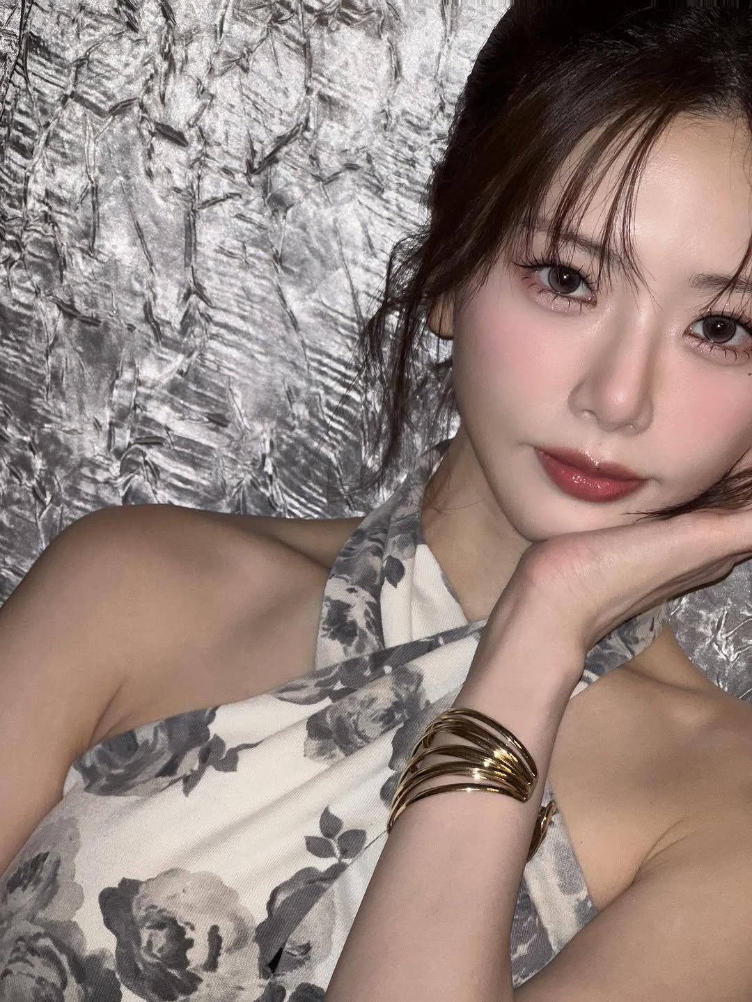 Photo by 드림캐쳐 지유 on August 03, 2025. May be a closeup of 1 person, hair, makeup and text.