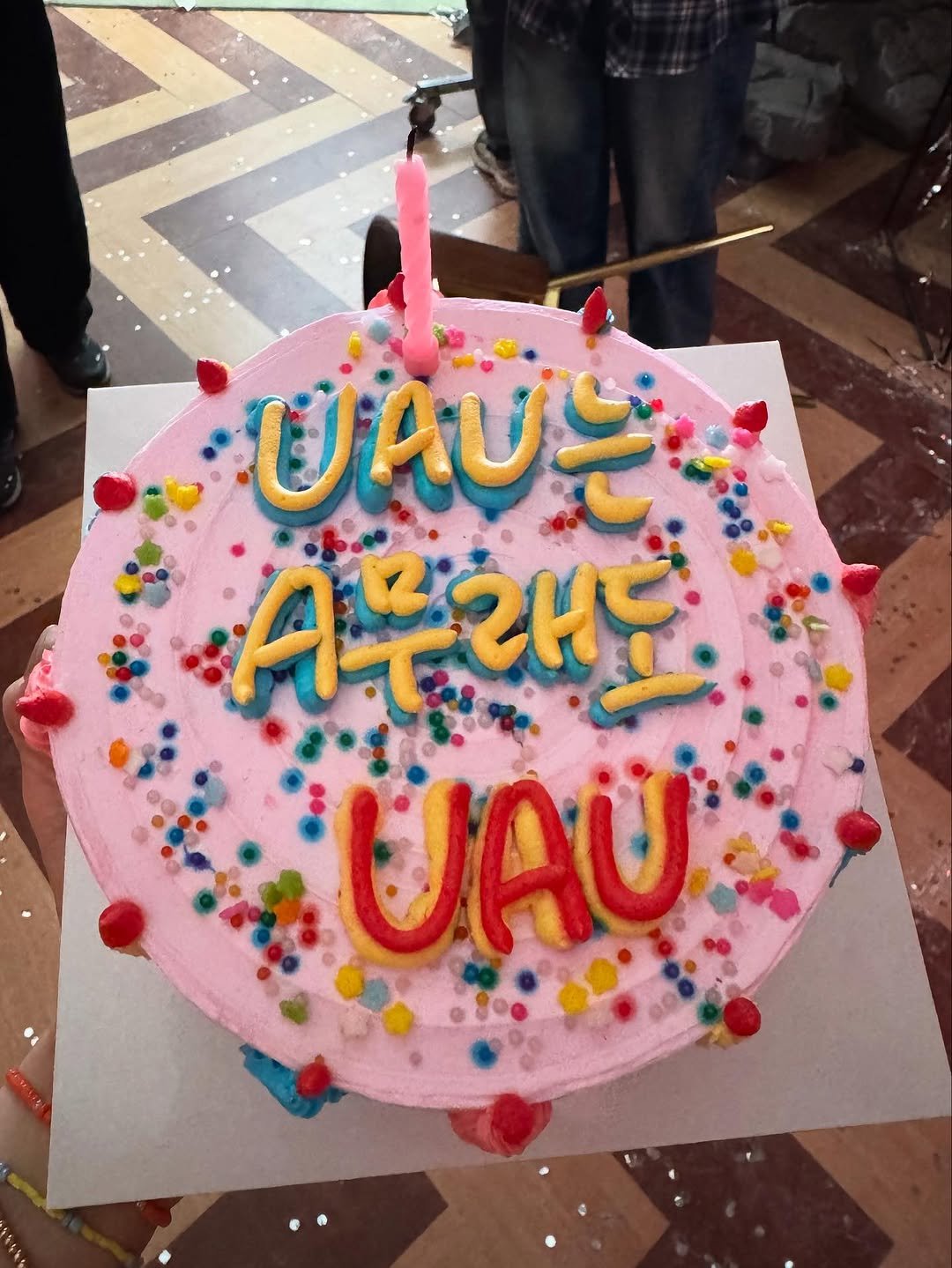 Photo by 드림캐쳐 지유 on July 03, 2025. May be an image of cake and text that says 'UAU АнеНЕ UAU'.