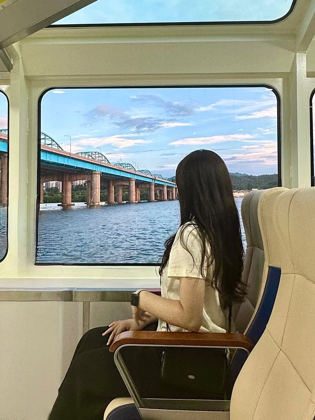 Photo by 민꽁 | 언박싱⋅패션블로거 on July 22, 2025. May be an image of riverboat, houseboat, bridge and text.