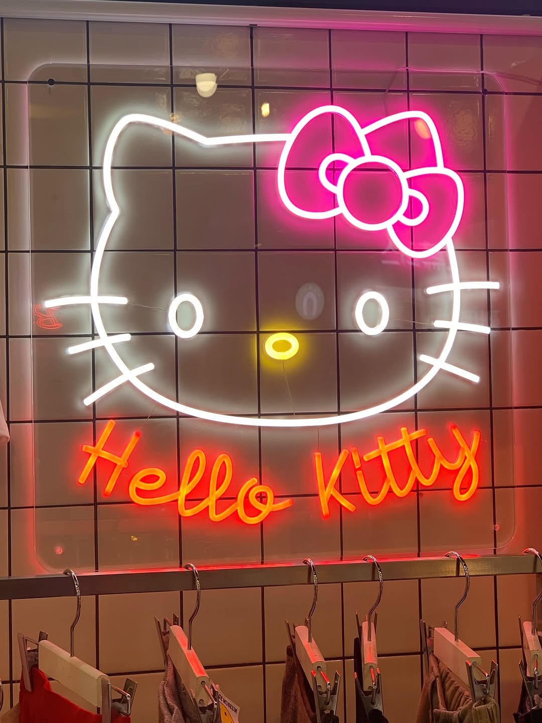 Photo by 민꽁 | 언박싱⋅패션블로거 on August 20, 2025. May be an image of text that says 'C 去。味 o o Hellok Hel ello eίo loKitty itty'.