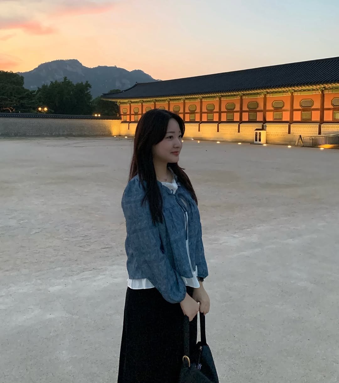 Photo by 민꽁 | 언박싱⋅패션블로거 on September 26, 2025. May be an image of 1 person, the Temple of Heaven, Gyeongbokgung Palace, outdoors and text.