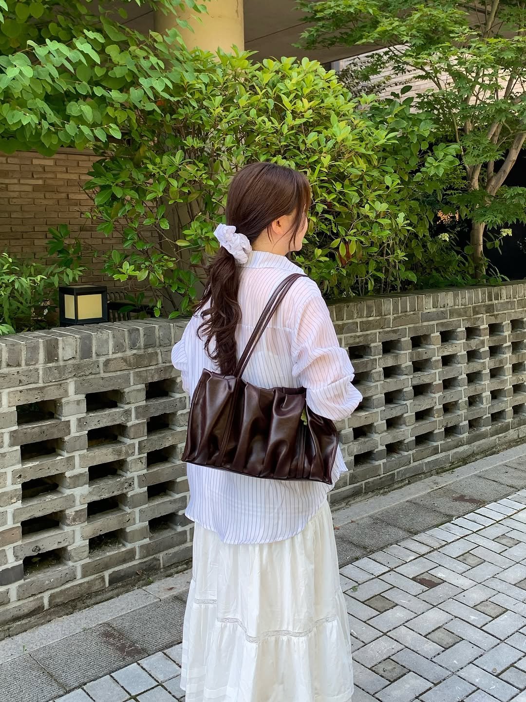 Photo by 민꽁 | 언박싱⋅패션블로거 on August 02, 2025. May be an image of 1 person and text.