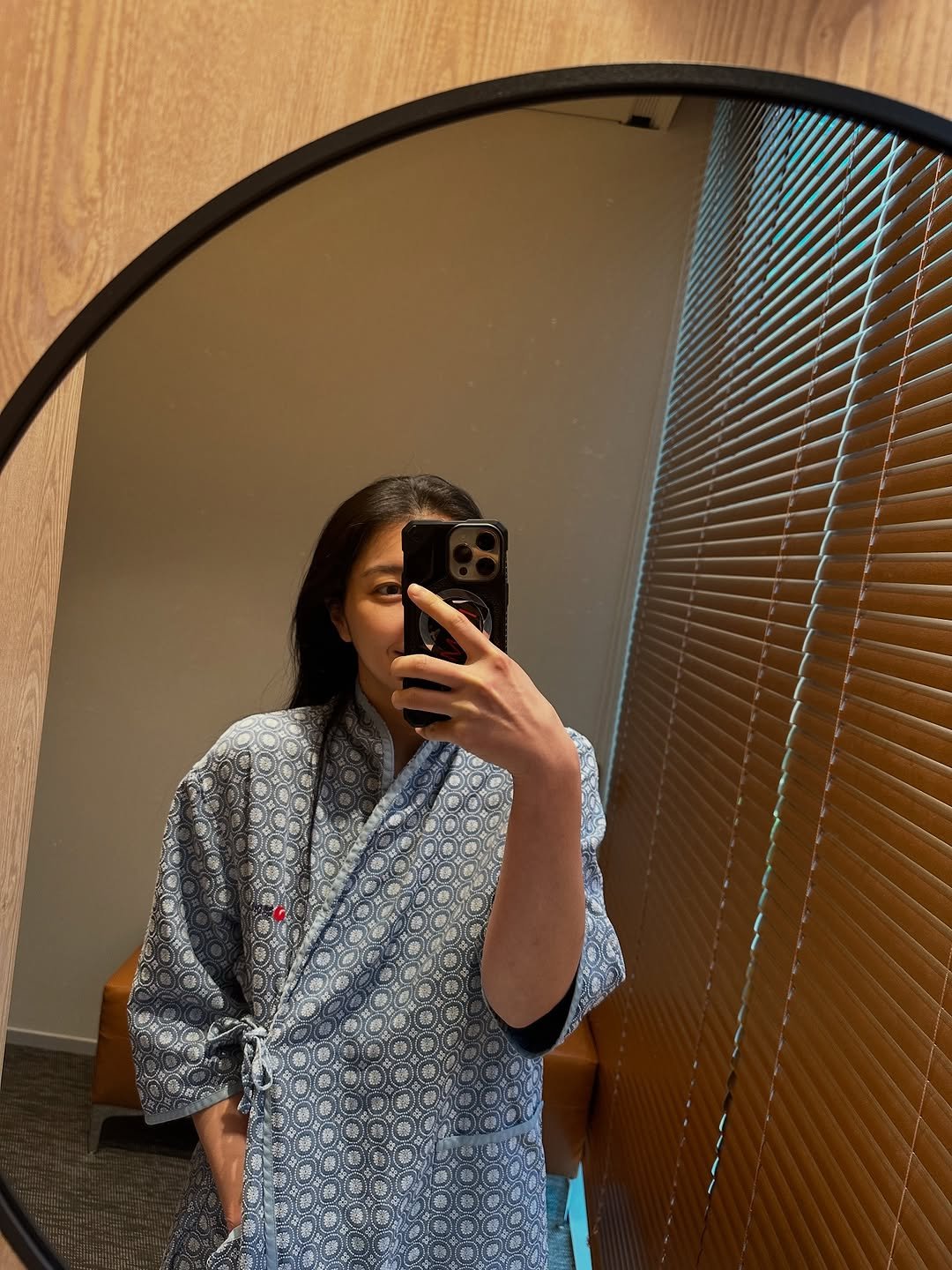 Photo by 이종민 운동하는 의사 닥터벨 on October 20, 2025. May be an image of sleepwear, bath robe, mirror, robe and text.