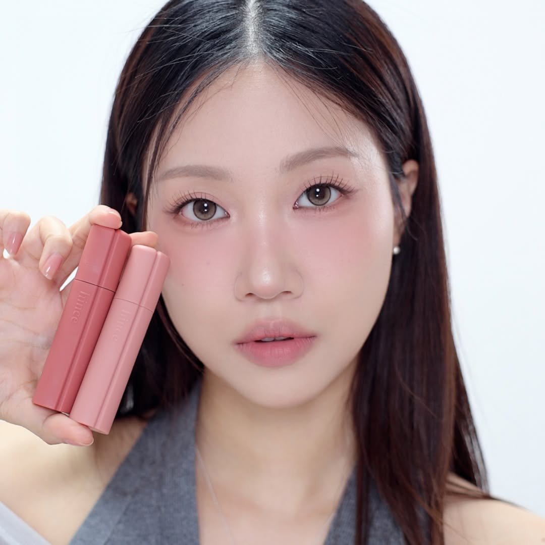 Photo by 민스코 Minsco on February 09, 2026. May be an image of one or more people, makeup, lipstick, eyeliner, cosmetics and text.