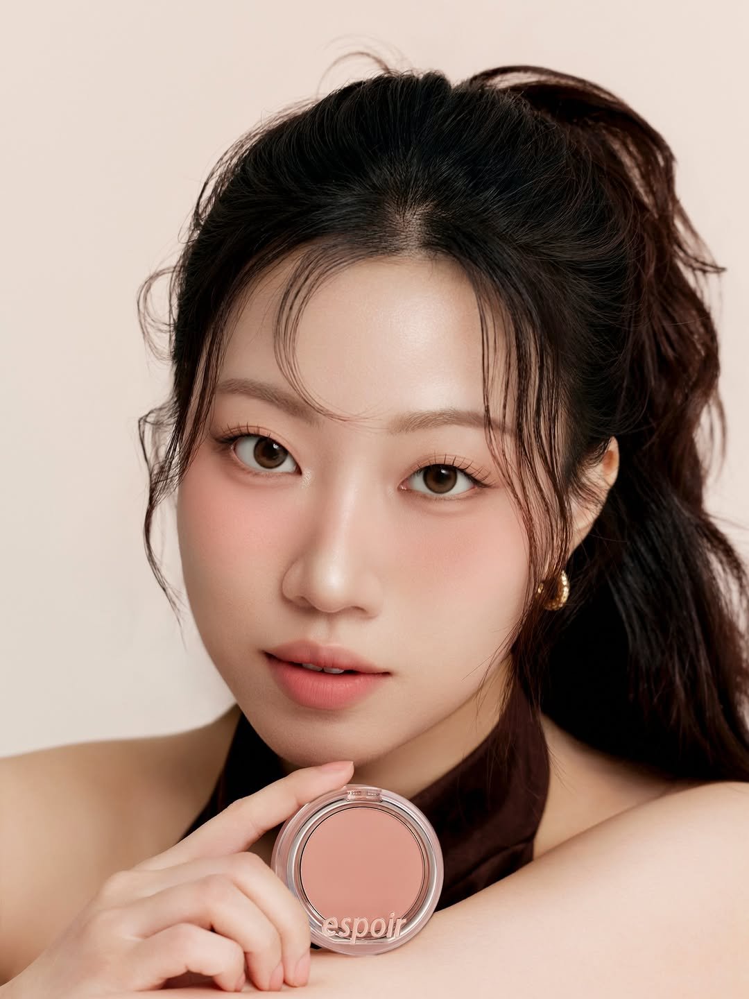 Photo shared by 민스코 Minsco on February 16, 2026 tagging @espoir_makeup. May be an image of one or more people, makeup, lipstick, hair and text that says 'espoir'.