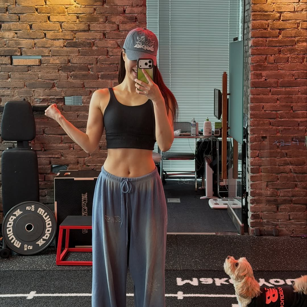 Photo by 민스코 Minsco on March 16, 2026. May be an image of sweatpants, sportswear and text.