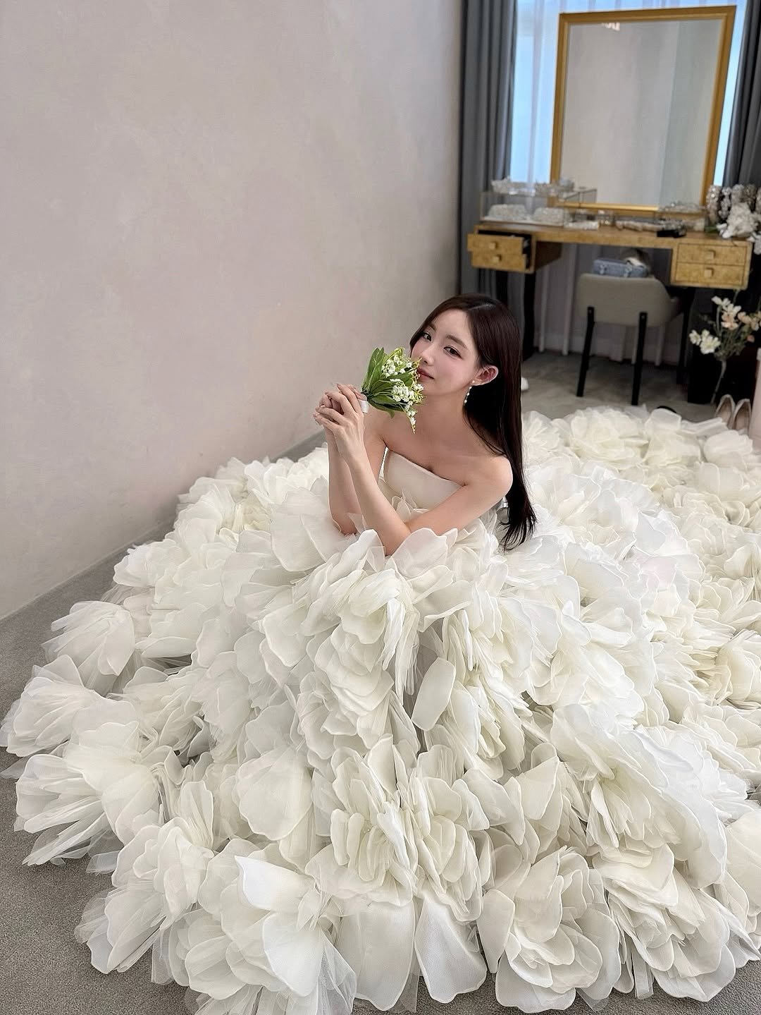 Photo shared by 민선 (Gwak Min Seon) on August 23, 2025 tagging @luxe.elisabeth. May be an image of 1 person.
