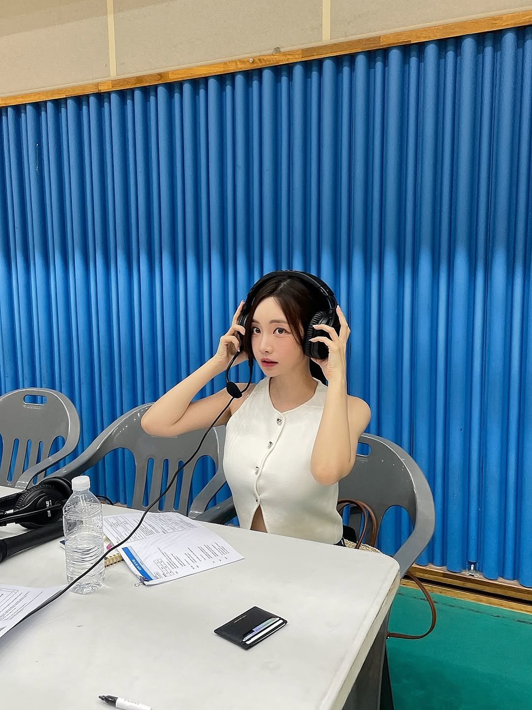 Photo by 민선 (Gwak Min Seon) on August 11, 2025. May be an image of 1 person, hair, telephone and text.