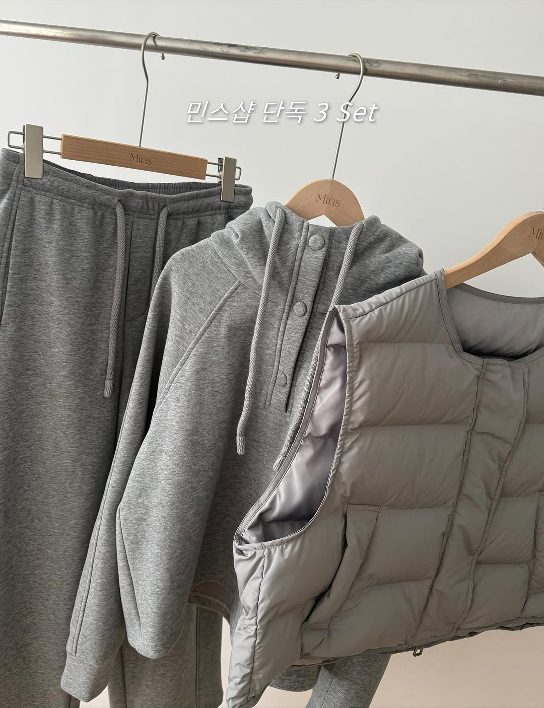 Photo by 민스샵 ㅣ 미인채 대표  천정민 on November 12, 2025. May be an image of duffle coat, goosedown coat, jacket, sweatpants, fur, parka, sweatsuit, fleece and text that says '민스샵 민스샵단독3set 단독 3 Set Mins IS'.