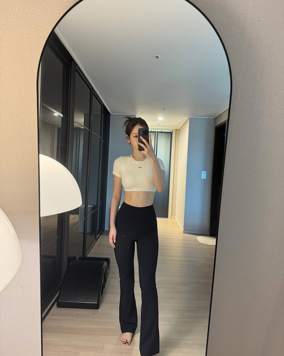 Photo by 민스샵 ㅣ 미인채 대표  천정민 on August 13, 2025. May be an image of 1 person, mirror, sweatpants, clothes hanger and text.