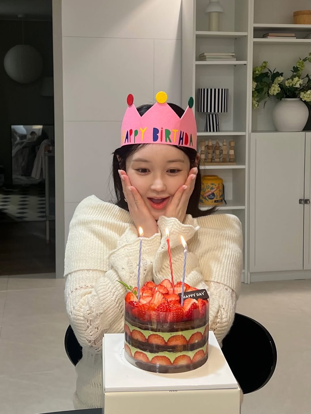 Photo shared by 민스샵 ㅣ 미인채 대표  천정민 on February 22, 2026 tagging @_onmer, and @suna_3114. May be an image of candle, cake and text that says 'APPYBIRTHDA APPY BIRTHDA HAPPYDAY ፊ DAY DAY'.