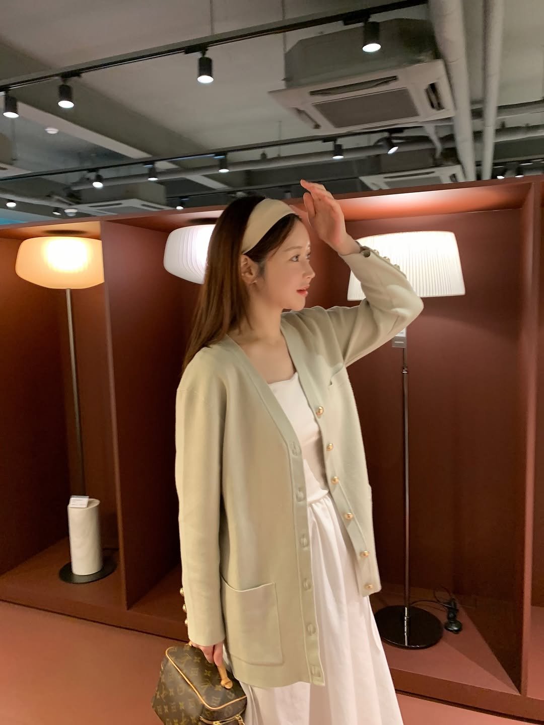 Photo by 민스샵 ㅣ 미인채 대표  천정민 on September 24, 2025. May be an image of 1 person, overcoat, blazer and text.