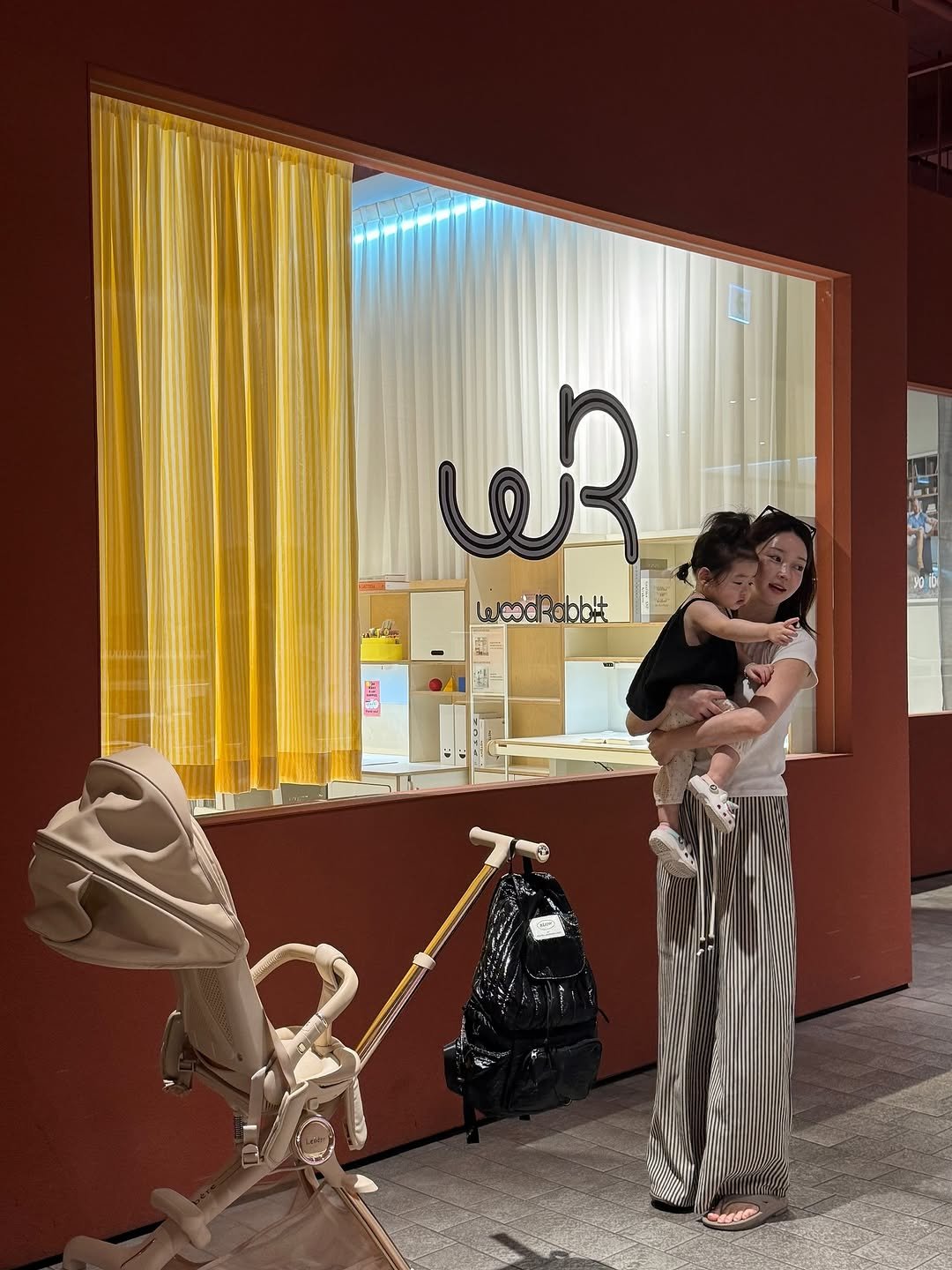 Photo by 민스샵 ㅣ 미인채 대표  천정민 on August 09, 2025. May be an image of 1 person, baby, sling, display case and text.