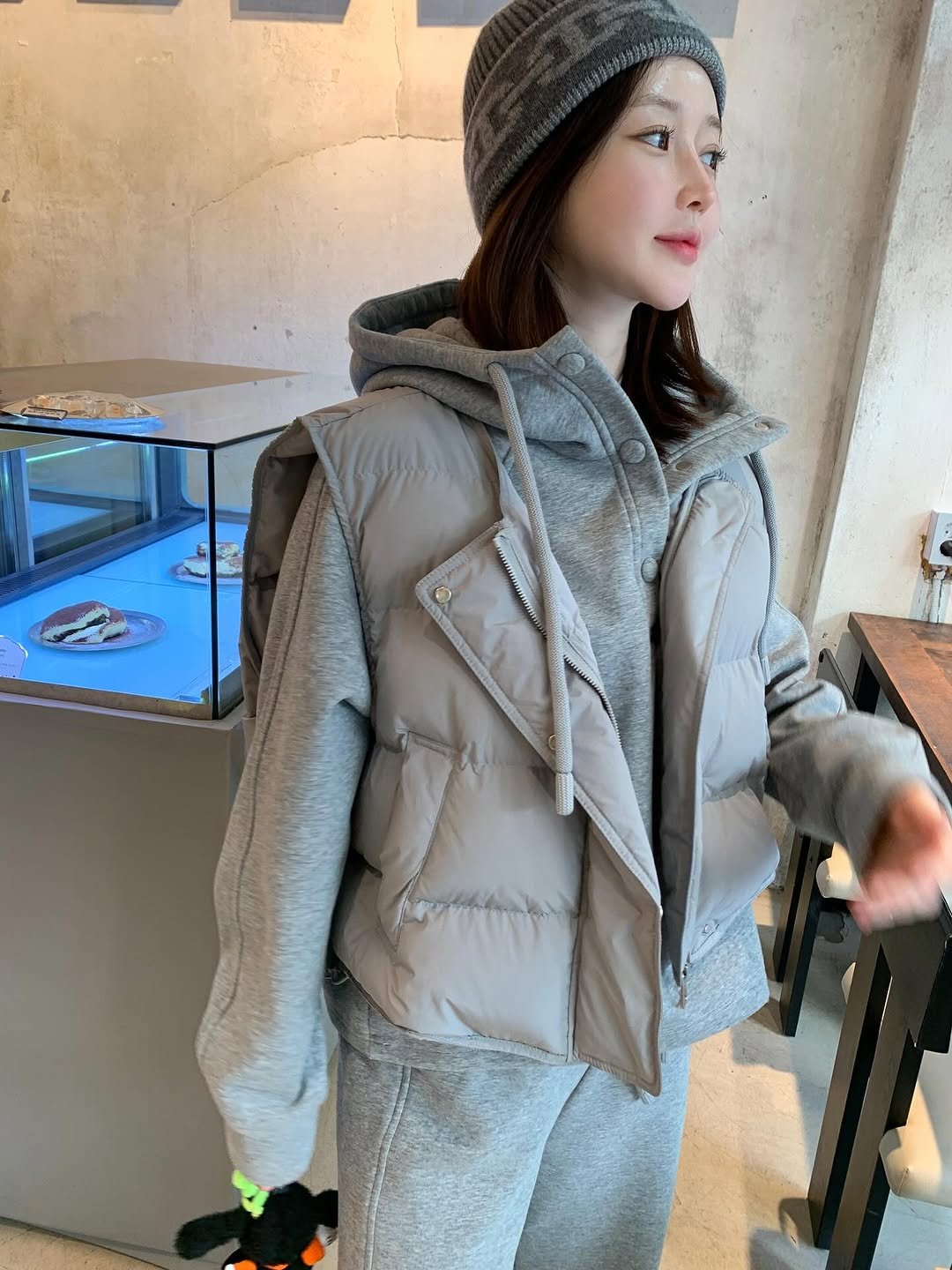 Photo by 민스샵 ㅣ 미인채 대표  천정민 on November 13, 2025. May be an image of duffle coat, goosedown coat, sweatpants, fur, fleece, jacket, wool, parka, sweatsuit and text.