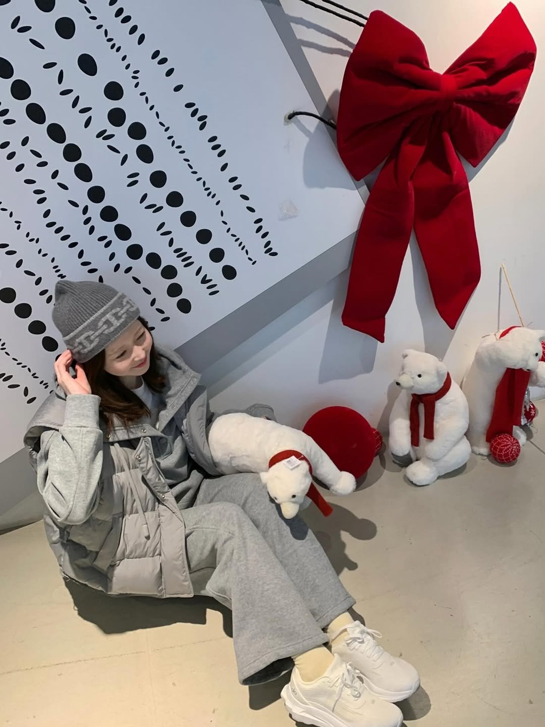 Photo by 민스샵 ㅣ 미인채 대표  천정민 on November 12, 2025. May be an image of duffle coat, goosedown coat, parka, snowman and text.