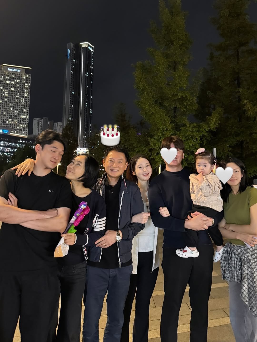 Photo by 민스샵 ㅣ 미인채 대표  천정민 on September 28, 2025. May be an image of 6 people, people smiling, people standing and text.