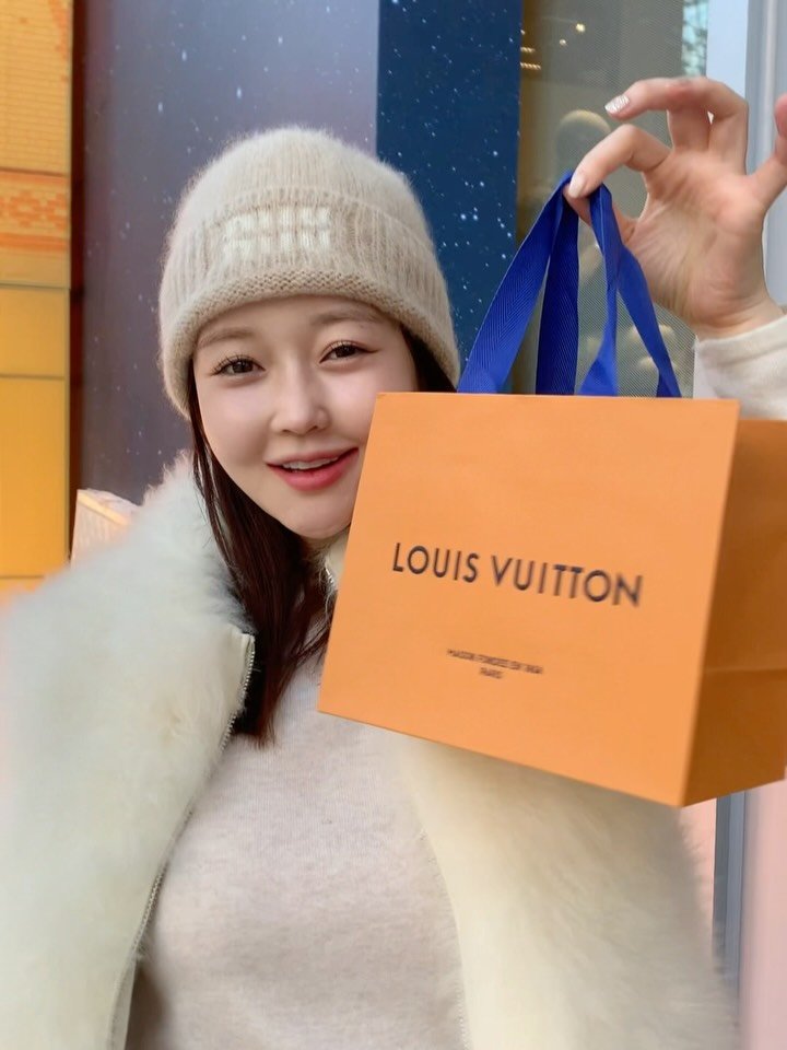 minsshop_jm 게시물 이미지: 가쉬 구매자 여러분 🎁선물이요🎁
루이뷔통 목걸이✨ 너무 이쁨… 무려 71만원...