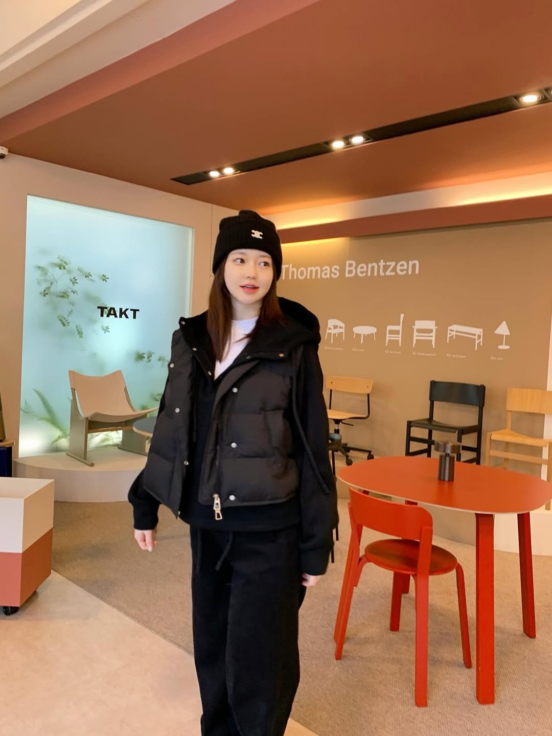 Photo by 민스샵 ㅣ 미인채 대표  천정민 on December 28, 2025. May be an image of duffle coat, overcoat, hat, goosedown coat, sweatpants, jacket, beret, fleece, parka, cornflower and text.