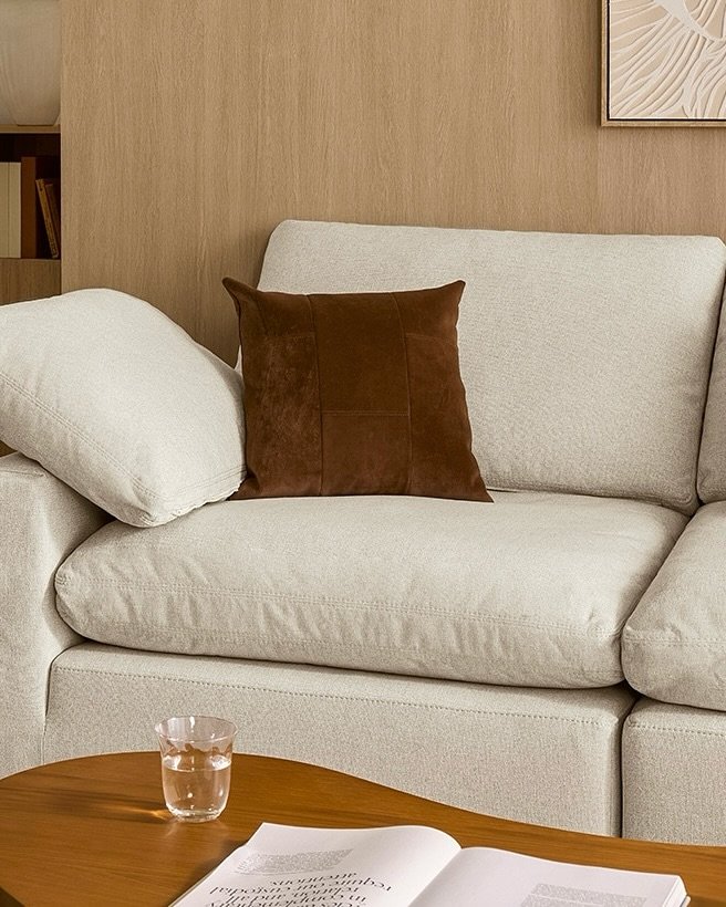 Photo by 민스샵 ㅣ 미인채 대표  천정민 on September 26, 2025. May be an image of sofa, futon, ottoman, chaise lounge, armchair, living room, indoors and text.