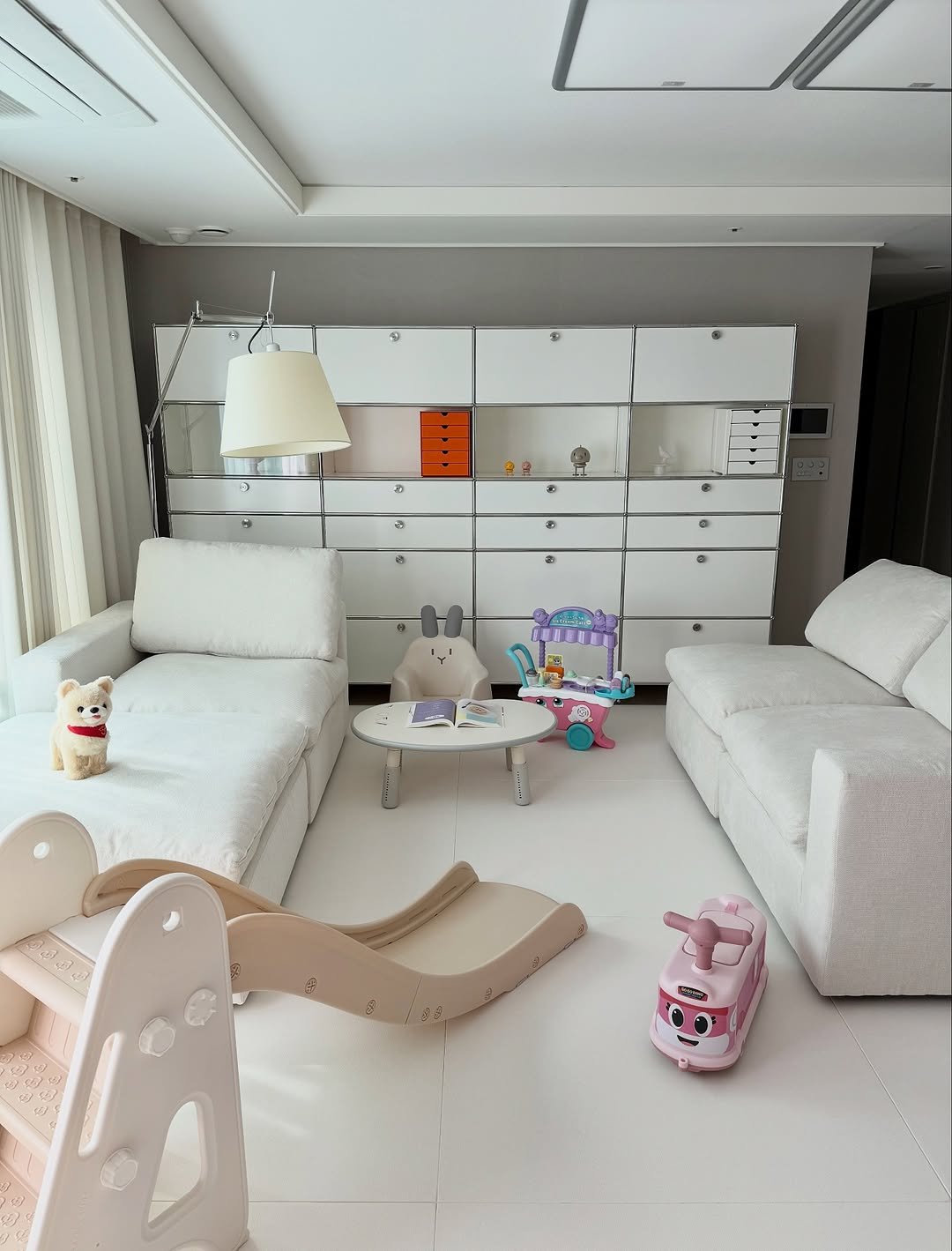 Photo by 민스샵 ㅣ 미인채 대표  천정민 on September 28, 2025. May be an image of chaise lounge, dollhouse, baby bed, armchair, bunk bed, living room, indoors, bedroom and text.