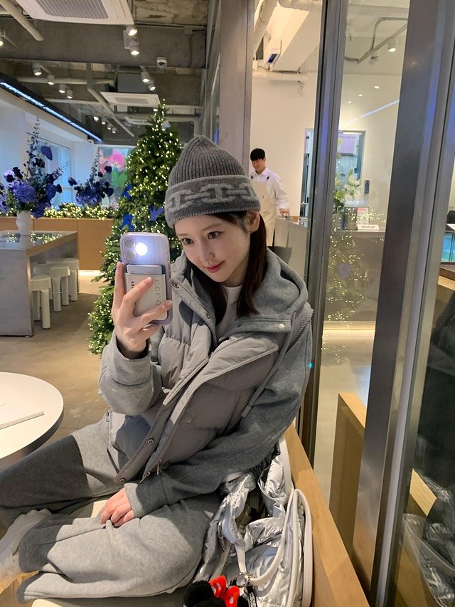 Photo by 민스샵 ㅣ 미인채 대표  천정민 on November 12, 2025. May be a selfie of duffle coat, phone, hat, sweatpants, fleece, parka and text.