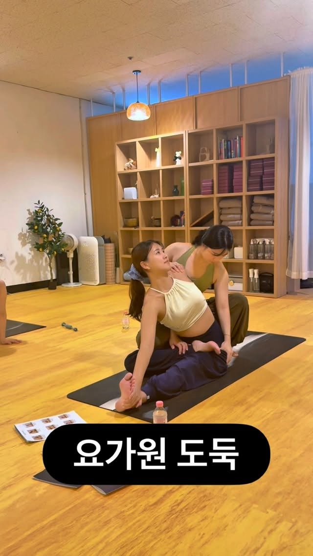 mintzero.yoga 게시물 이미지: 세상에서 제일 귀여운 도둑.
요가름 마스코트 다름이.
크런치만 훔쳐간 게 아니라
내...