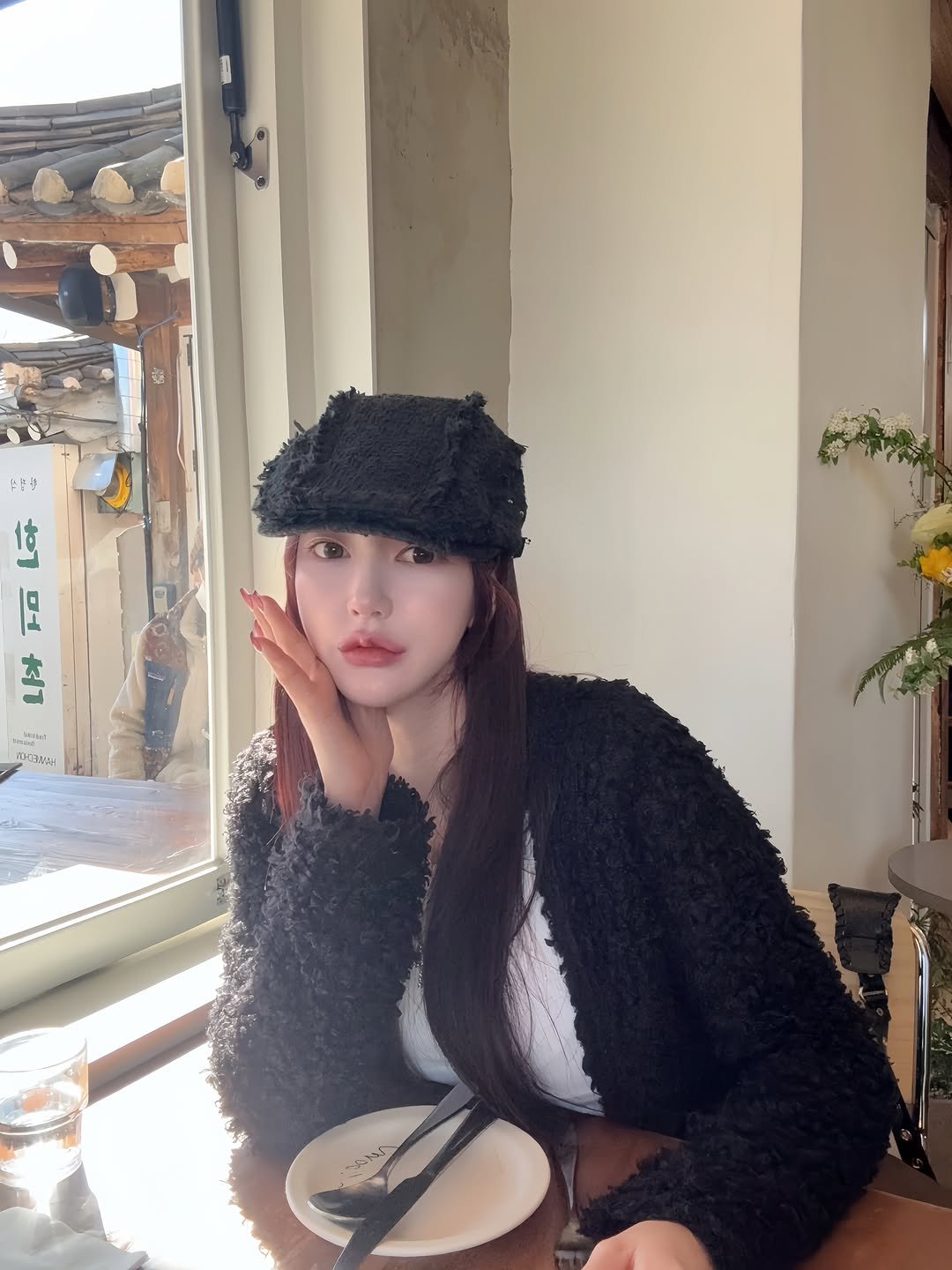 Photo by 수험생이벤트 홍대미용실 미뉴잇 미유 /홍대탈색 /백금발/애쉬베이지/블랙빼기/복구탈색/뿌리탈색 on February 18, 2026. May be an image of one or more people, hair, duffle coat, hat, parka, beret and text.