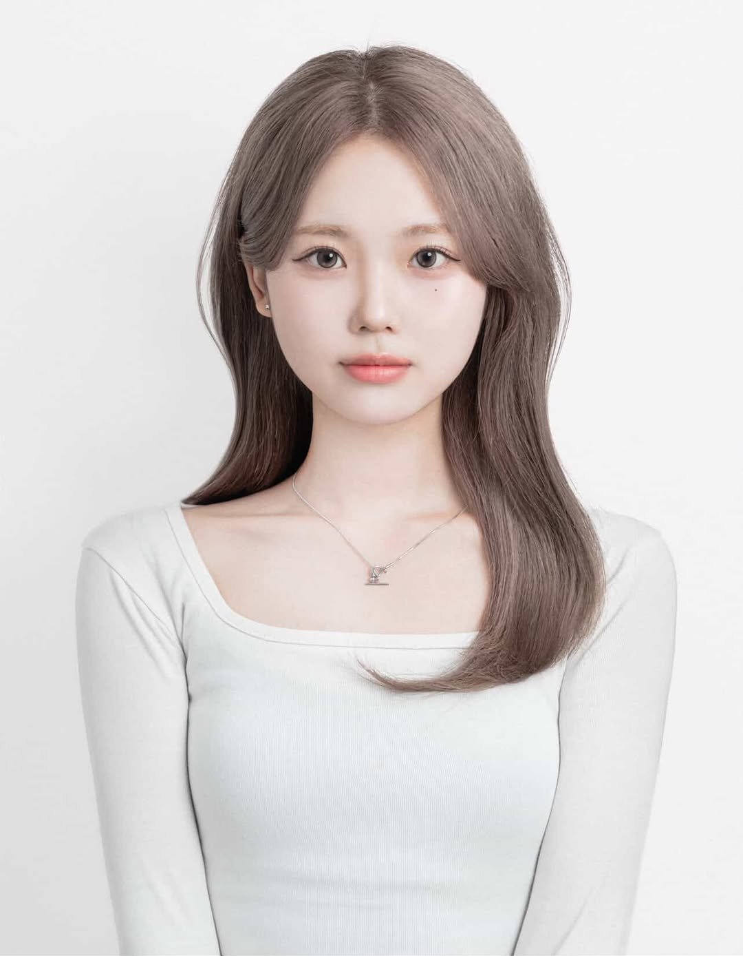 Photo by 수험생이벤트 홍대미용실 미뉴잇 미유 /홍대탈색 /백금발/애쉬베이지/블랙빼기/복구탈색/뿌리탈색 in 홍대. May be an image of one or more people, hair, top and text.
